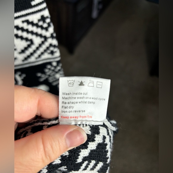 Daisy’s Boutique Longline Holiday Cardigan - Picture 5 of 6
